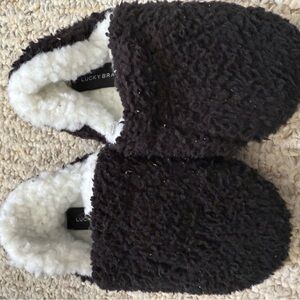 Lucky Brand Kids' Cozy Black and White Slippers